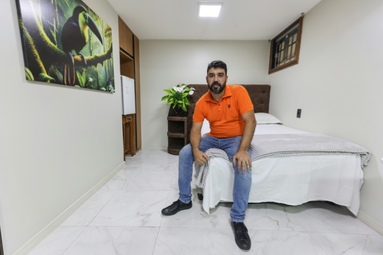 Le gérant de l'Hôtel COP30, Alcides Moura, dans une chambre de l'établissement, le 25 août 2025 à Belem, au Brésil ( AFP / Anderson Coelho )