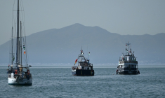Le navire "Family" (d), qui fait partie de la Flottille internationale pour Gaza, au mouillage au large de Sidi Bou Saïd, près de Tunis, le 9 septembre 2025 ( AFP / FETHI BELAID )