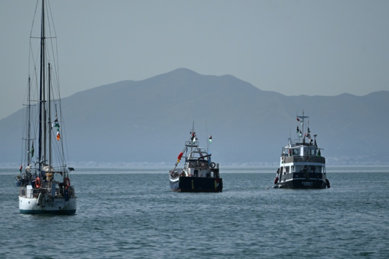 Le navire "Family" (d), qui fait partie de la Flottille internationale pour Gaza, au mouillage au large de Sidi Bou Saïd, près de Tunis, le 9 septembre 2025 ( AFP / FETHI BELAID )