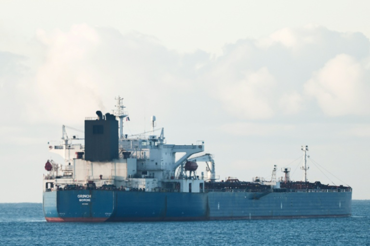 Le pétrolier Grinch, soupçonné d'appartenir à la flotte fantôme russe, au mouillage dans le golfe de Fos, près du terminal pétrolier du port de Marseille-Fos, le 25 janvier 2026 ( AFP / Thibaud MORITZ )