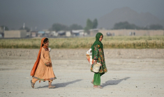 Des jeunes filles nomades afghanes de la tribu des Kochi traversent un village désertique du district de Dand, dans la province de Kandahar, en Afghanistan, le 25 août 2026 ( AFP / Sanaullah SEIAM )