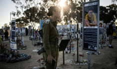 Une soldate israélienne se recueille au mémorial des victimes de l'attaque du Hamas à Réïm, dans le sud d'Israël, le 7 octobre 2025, jour du deuxième anniversaire de l'attaque ( AFP / JOHN WESSELS )