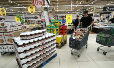 Des membres des syndicats agricoles FDSEA 72 et Jeunes Agriculteurs (JA), retirent des rayons des produits contenant de l'acétamipride, un pesticide néonicotinoïde, lors d'une opération de protestation dans un supermarché de Mundolsheim, le 20 août 2025 dans le Bas-Rhin ( AFP / Frederick FLORIN )