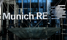 Le logo du géant allemand de la réassurance Munich RE au siège de la compagnie à Munich, dans le sud de l'Allemagne, le 9 mars 2022 ( AFP / Christof STACHE )