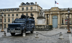 Un blindé Centaure de la gendarmerie devant l'Assemblée nationale, à Paris le 24 octobre 2026.  ( AFP / NICOLAS TUCAT )