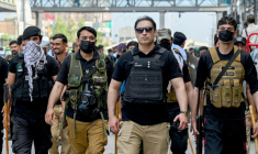 Des membres des forces de l'ordre patrouillent lors d'une manifestation réclamant la libération de l'ex-Premier ministre incarcéré Imran Khan, à Peshawar, le 12 octobre 2026 ( AFP / Abdul MAJEED )