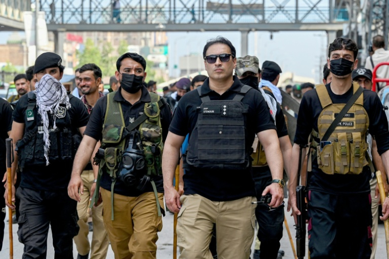 Des membres des forces de l'ordre patrouillent lors d'une manifestation réclamant la libération de l'ex-Premier ministre incarcéré Imran Khan, à Peshawar, le 12 octobre 2026 ( AFP / Abdul MAJEED )