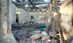 Les décombres d’un hôpital endommagé lors d’une frappe aérienne de la junte à Mrauk U, dans l’ouest de l’État de Rakhine, le 11 décembre 2025 en Birmanie ( AFP / STR )