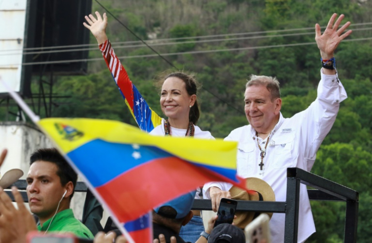 La cheffe de l'opposition vénézuélienne Maria Corina Machado et le candidat à la présidence vénézuélienne Edmundo Gonzalez Urrutia saluent leurs partisans lors d'un rassemblement de campagne à Valencia, dans l'État de Carabobo, au Venezuela, le 13 juillet 2024 ( AFP / Juan Carlos HERNANDEZ )