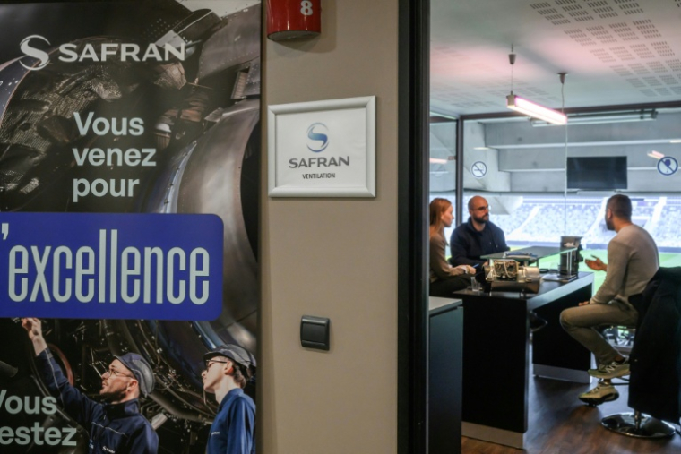 Des représentants de Safran Aerospace discutent avec un participant lors d'un "Aéroday", une journée de recrutement dédiée à la filière aéronautique, le 22 janvier 2026 à Toulouse ( AFP / Ed JONES )
