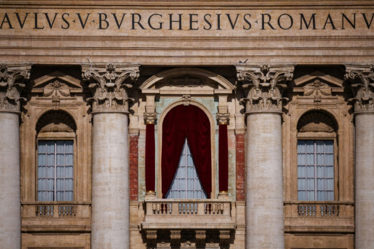 Le balcon de la loggia centrale de la basilique Saint-Pierre au Vatican, le 6 mai 2025, d'où le nom du nouveau pape sera annoncé ( AFP / Dimitar DILKOFF )