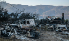Une maison calciné après un feu à Porto Germeno, au nord-ouest d'Athènes, le 5 août 2026 ( AFP / Angelos TZORTZINIS )