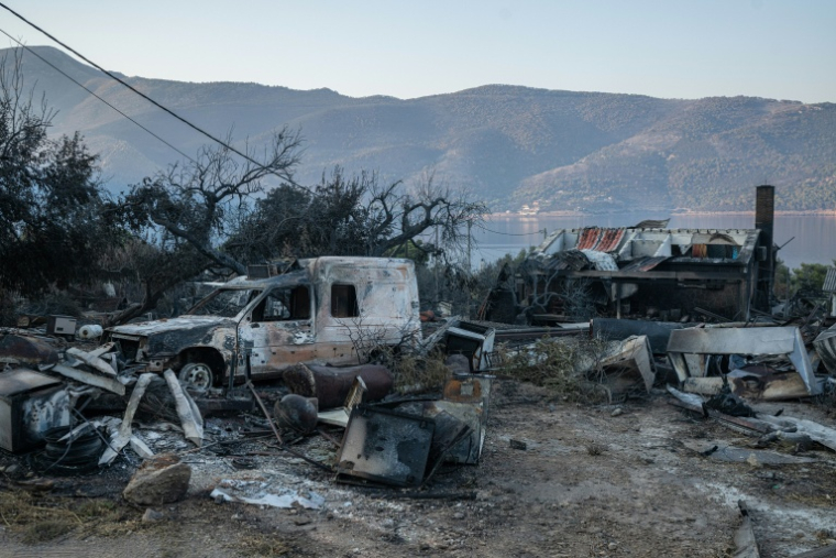 Une maison calciné après un feu à Porto Germeno, au nord-ouest d'Athènes, le 5 août 2026 ( AFP / Angelos TZORTZINIS )