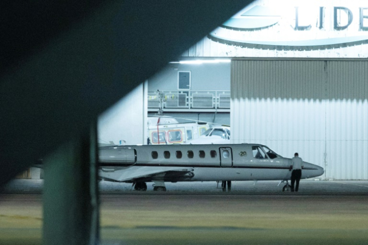 Un avion sanitaire transportant l'ex-président brésilien Jair Bolsonaro à son arrivée à l'aéroport de Brasilia, le 12 avril 2025 ( AFP / Ton Molina )