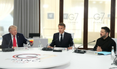 Le président américain Donald Trump, le président français Emmanuel Macron et le président ukrainien Volodymyr Zelensky lors du sommet du G7 à Évian-les-Bains, le 16 juin 2026 ( POOL / Thibault Camus )