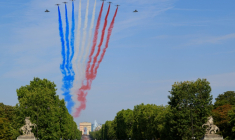La Patrouille de France et deux Mirage 2000 avec des copilotes ukrainiens ouvrent le défilé aérien. ( AFP / Ludovic MARIN )