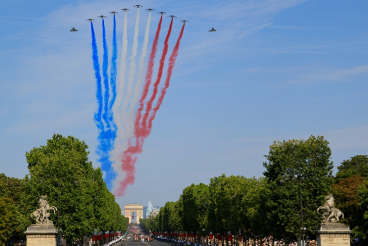 La Patrouille de France et deux Mirage 2000 avec des copilotes ukrainiens ouvrent le défilé aérien. ( AFP / Ludovic MARIN )