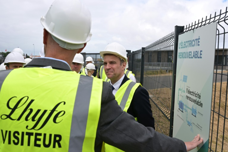 Le ministre de l'Energie Marc Ferracci, lors d'une visite sans une usine du producteur d'hydrogène renouvelable LhyfeF à Bouin, en Vendée, le 23 juin 2025 ( AFP / Damien MEYER )