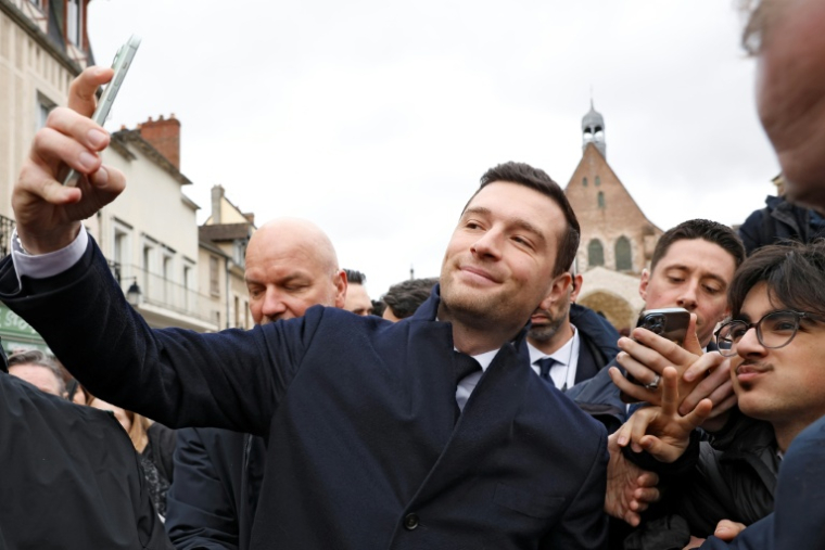 Le président du Rassemblement national Jordan Bardella prend un selfie lors d'un déplacement à Provins, en Seine-et-Marne, le 21 février 2026  ( AFP / Charlotte SIEMON )