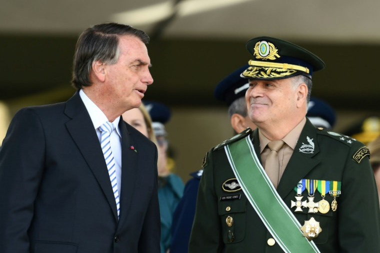 L'ex-président du Brésil Jair Bolsonaro (à gauche) et le général Marco Antonio Freire Gomes, le 25 août 2022 à Brasilia ( AFP / EVARISTO SA )