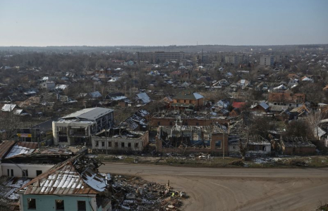 Une vue des bâtiments lourdement endommagés par les frappes militaires russes dans la ville d'Orikhiv, dans la région de Zaporizhzhia