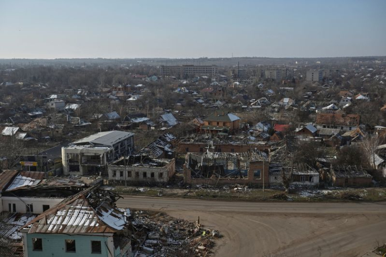 Une vue des bâtiments lourdement endommagés par les frappes militaires russes dans la ville d'Orikhiv, dans la région de Zaporizhzhia