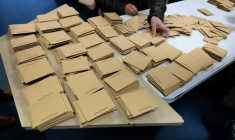 Dépouillement des bulletins de vote du 1er tour des municipales à Quimper, le 15 mars 2026 ( AFP / Fred TANNEAU )