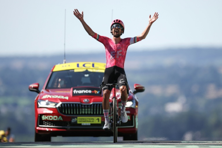 Le coureur irlandais Ben Healy à l'arrivée de la sixième étape du Tour de France, à Vire, le 10 juillet 2025 ( AFP / Anne-Christine POUJOULAT )