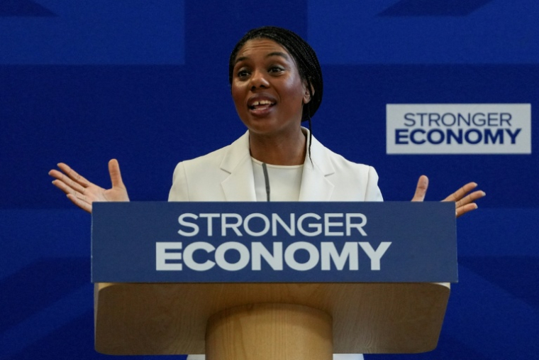 La cheffe du Parti conservateur, la principale formation d'opposition britannique, Kemi Badenoch, s'exprime dans le centre de Londres, le 28 janvier 2026 ( AFP / CARLOS JASSO )