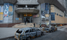 Des voitures et un supermarché touchés par des frappes russes dans le quartier "cité merveilleuse" à Odessa, sud de l'Ukraine, le 17 février 2026 ( AFP / OLEKSANDR GIMANOV )