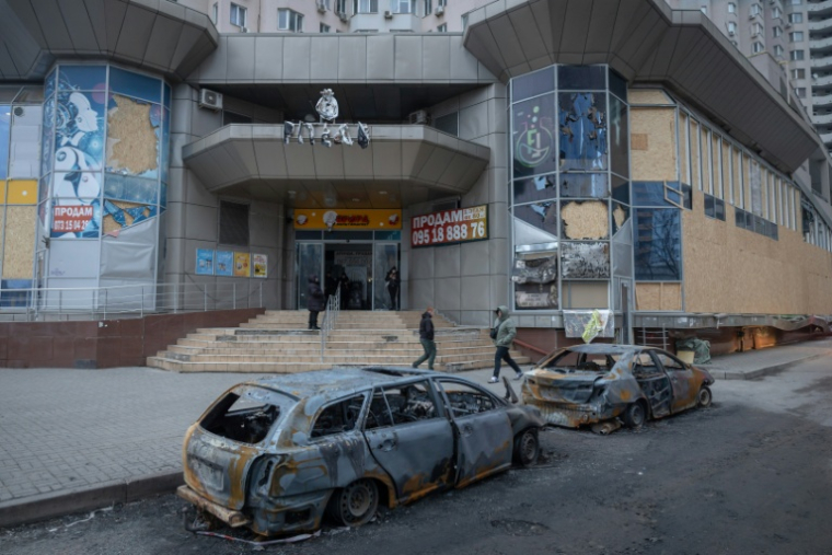 Des voitures et un supermarché touchés par des frappes russes dans le quartier "cité merveilleuse" à Odessa, sud de l'Ukraine, le 17 février 2026 ( AFP / OLEKSANDR GIMANOV )