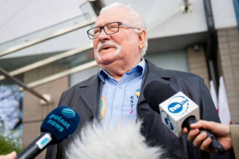 L'ancien président polonais Lech Walesa fait une déclaration à la presse après avoir voté au premier tour de la présidentielle à Gdansk, le 18 mai 2025 dans le nord de la Pologne ( AFP / MATEUSZ SLODKOWSKI )
