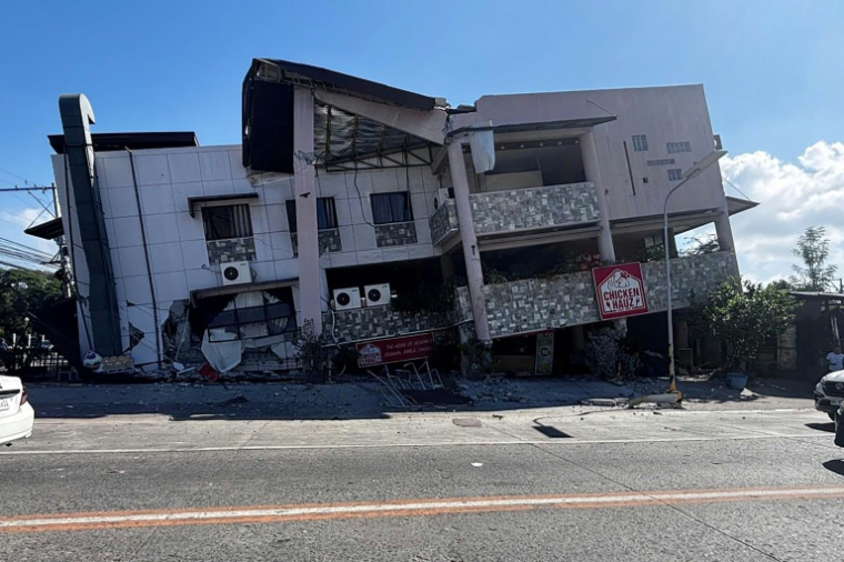 Un immeuble effondré dans la ville de General Santos aux Philippines le 8 juin 2026 après un tremblement de terre de magnitude 7,8 ( AFP / Edwin Espejo )