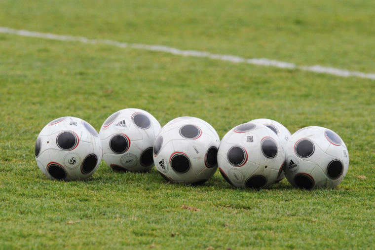 Suspendu, l’entraîneur d’un club estonien donne ses consignes depuis le toit du stade