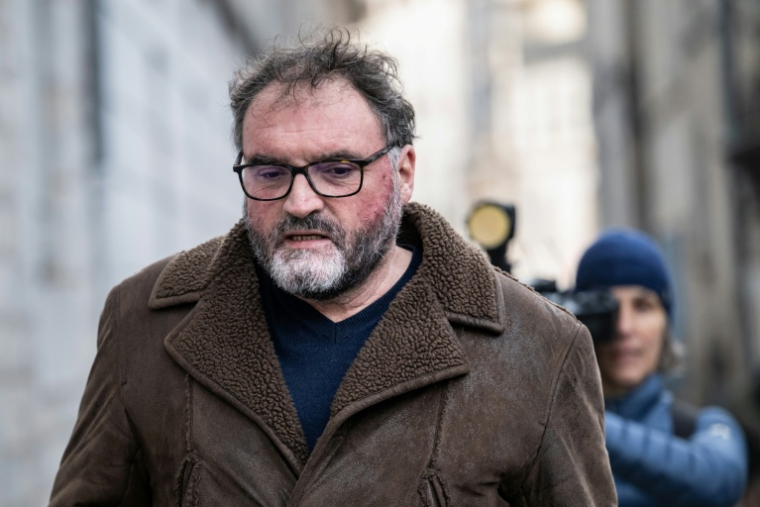 L'ancien anesthésiste Frédéric Pechier arrive au tribunal de Besançon où les plaidoiries finales de la défense vont être présentées, le 15 décembre 2025 dans le Doubs ( AFP / ARNAUD FINISTRE )