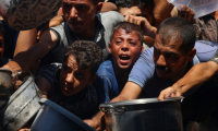 Des Palestiniens se bousculent pour recevoir des portions de nourriture d'une organisation de charité locale à Khan Younès, dans le sud de la bande de Gaza, le 27 août 2025 ( AFP / - )