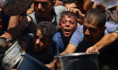 Des Palestiniens se bousculent pour recevoir des portions de nourriture d'une organisation de charité locale à Khan Younès, dans le sud de la bande de Gaza, le 27 août 2025 ( AFP / - )