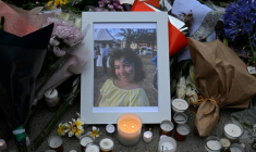 Un portrait de Matilda, petite-fille de 10 ans, tuée lors d'un attentat, est exposé pendant une veillée au Bondi Pavilion, bâtiment bordant la plage, à Sydney, le 16 décembre 2025 ( AFP / Saeed KHAN )