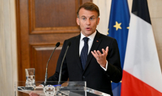 Le président Emmanuel Macron à Athènes le 25 avril 2026 ( AFP / Aris MESSINIS )