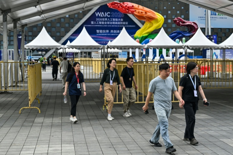 Des visiteurs près de l'entrée de la Conférence mondiale sur l'intelligence artificielle (WAIC) à Shanghai, en Chine ( AFP / Hector RETAMAL )