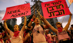 Des manifestants réclament le retour des otages israéliens retenus à Gaza, le 2 août 2025 ( AFP / Jack GUEZ )