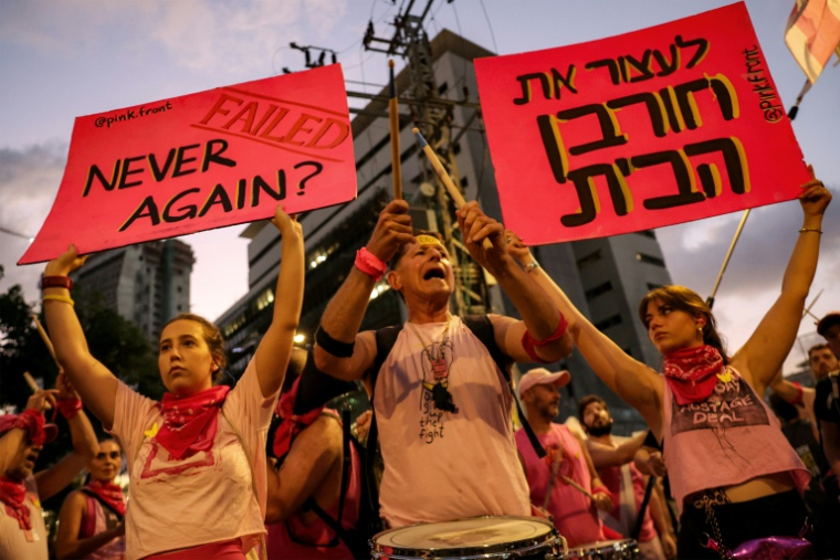Des manifestants réclament le retour des otages israéliens retenus à Gaza, le 2 août 2025 ( AFP / Jack GUEZ )