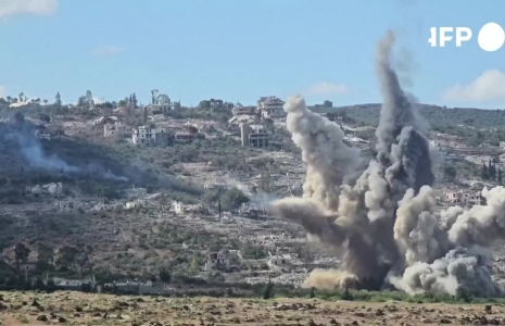 Israël lance des frappes et fait exploser des bâtiments dans le sud du Liban
