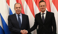 Sergueï Lavrov et Peter Szijjarto à Budapest, en Hongrie, le 24 août 2021. ( AFP / ATTILA KISBENEDEK )