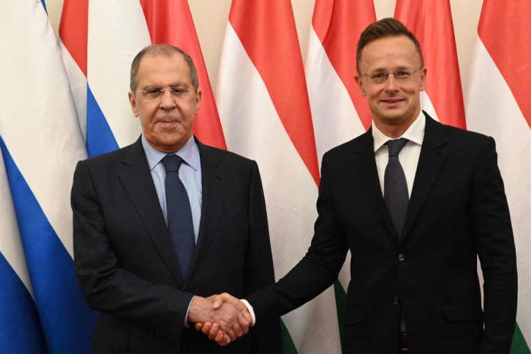 Sergueï Lavrov et Peter Szijjarto à Budapest, en Hongrie, le 24 août 2021. ( AFP / ATTILA KISBENEDEK )