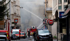 Des pompiers français après l'incendie de plusieurs bâtiments suite à une explosion de gaz dans le cinquième arrondissement de Paris