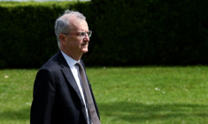 Le gouverneur de la Banque de France François Villeroy de Galhau marche lors de la dernière journée de la réunion des ministres des Finances et des gouverneurs des banques centrales du G7 à Stresa, en Italie