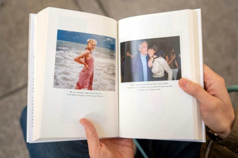 Des photos publiées dans le livre "Nobody's Girl - A Memoir of Surviving Abuse and Fighting for Justice" de Virginia Roberts Giuffre, le 21 octobre 2025 à Londres, le jour de sa sortie au Royaume-Uni ( AFP / Niklas HALLE'N )