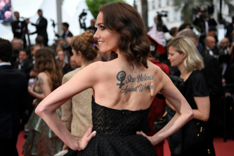 L'actrice belgo-néerlandaise Sand Van Roy porte dans son dos l'inscription "Stop violence against women" ("Mettre fin aux violences contre les femmes"), lors de la 72e édition du Festival de Cannes, le 19 mai 2019 ( AFP / CHRISTOPHE SIMON )