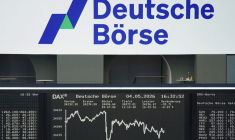 Le graphique de l'indice allemand des prix des actions DAX est photographié à la bourse de Francfort